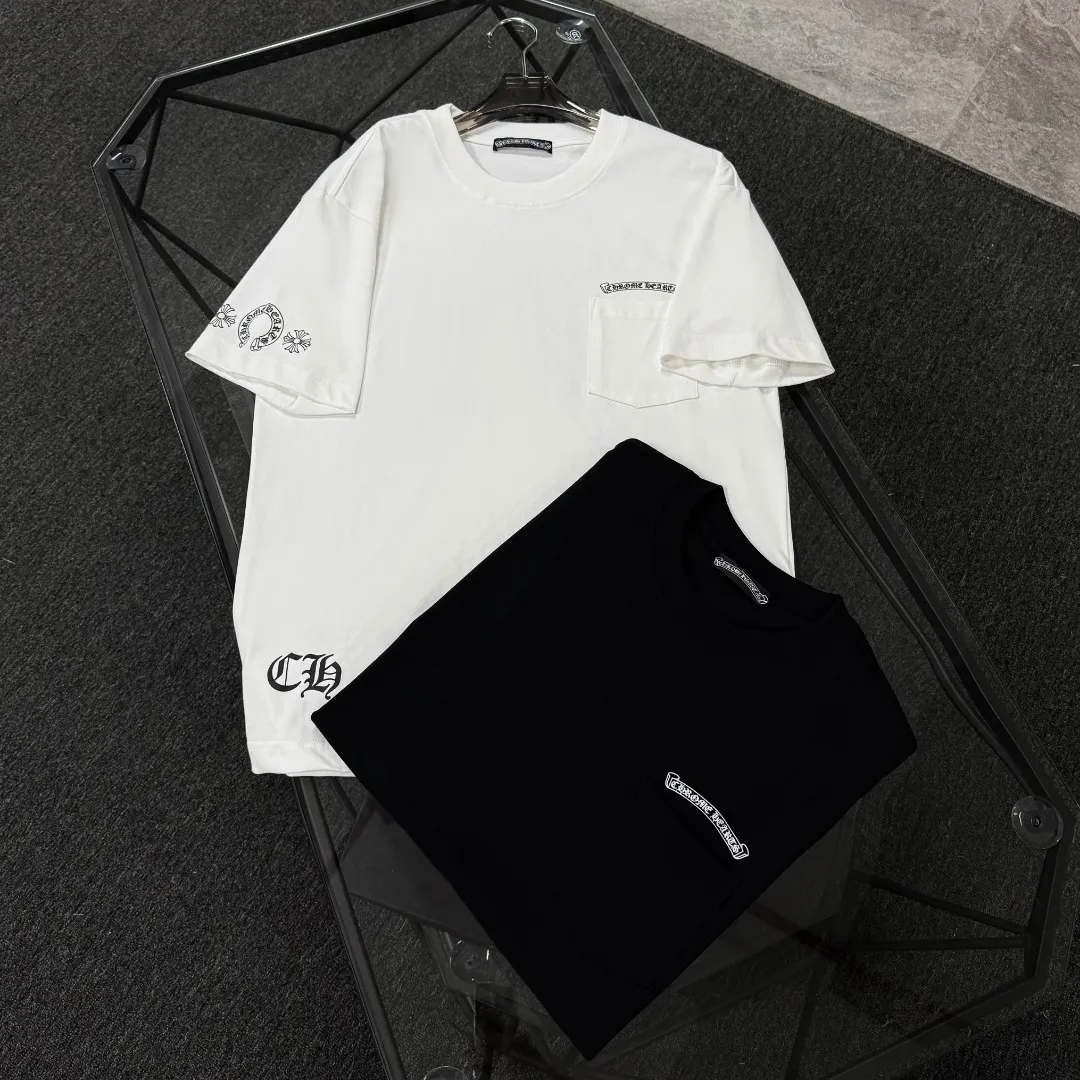 P180 Chrome Hearts Chrome Hearts 25 high version. The fabric is made of 300 grams of high-density cotton. It does not deform or shrink. It has three labels. It is the same style for men and women. Technology: Digital printing. Color: White. Black. SIZE: S-XL.